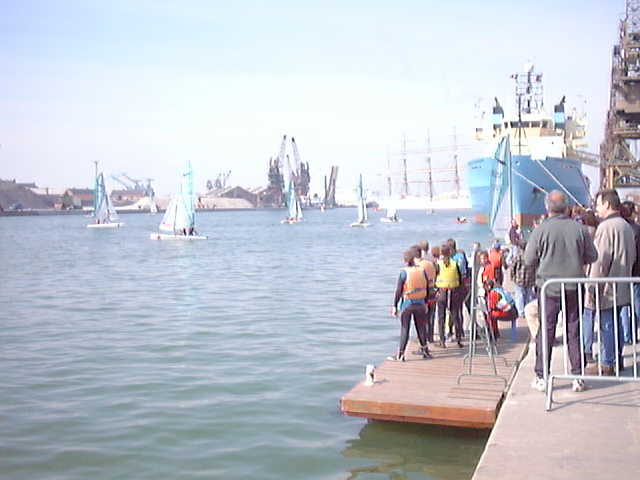 La navigation sur le bassin Carnot avec le SEDOV en toile de fond.