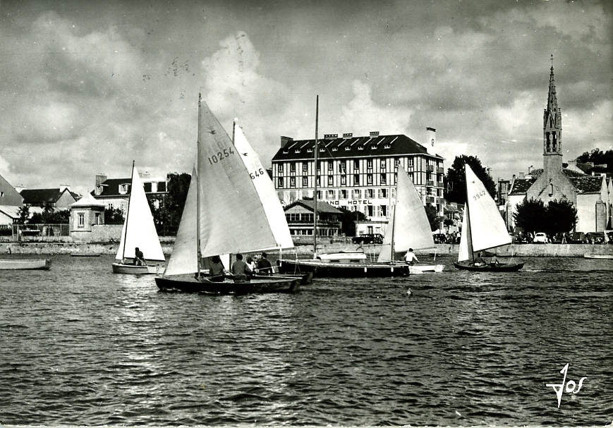 'B&eacute;nodet, Jour de R&eacute;gates, l'&eacute;glise et le Grand H&ocirc;tel'&nbsp;&nbsp;&nbsp;-&nbsp;Snipe 9646 'Ithaque II' &agrave; Melle Laure Le Goaer&nbsp;&nbsp;&nbsp;&nbsp;-&nbsp;Snipe 9941 'Fourbi' &agrave; Paul Chacun&nbsp;&nbsp;&nbsp;&nbsp;-&nbsp;Snipe 9642 'Moorea' &agrave; Julien Thiriez-Huet&nbsp;&nbsp;&nbsp;&nbsp;-&nbsp;Snipe 10254 'Peter Pan' &agrave; Ronan Floch(Carte Jos n&deg;968)